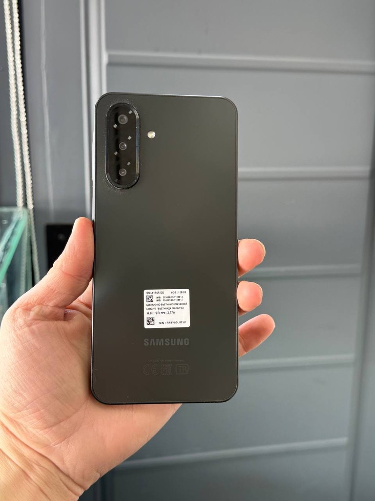 Samsung A17 - 6/128GB, LIKE NEW image 2