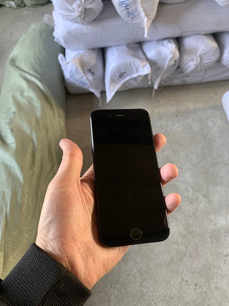 iPhone SE 64 GB image 2