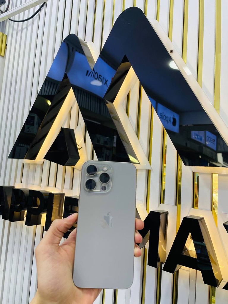 iPhone 15 Pro Max 256GB — Natural Titanium image 1