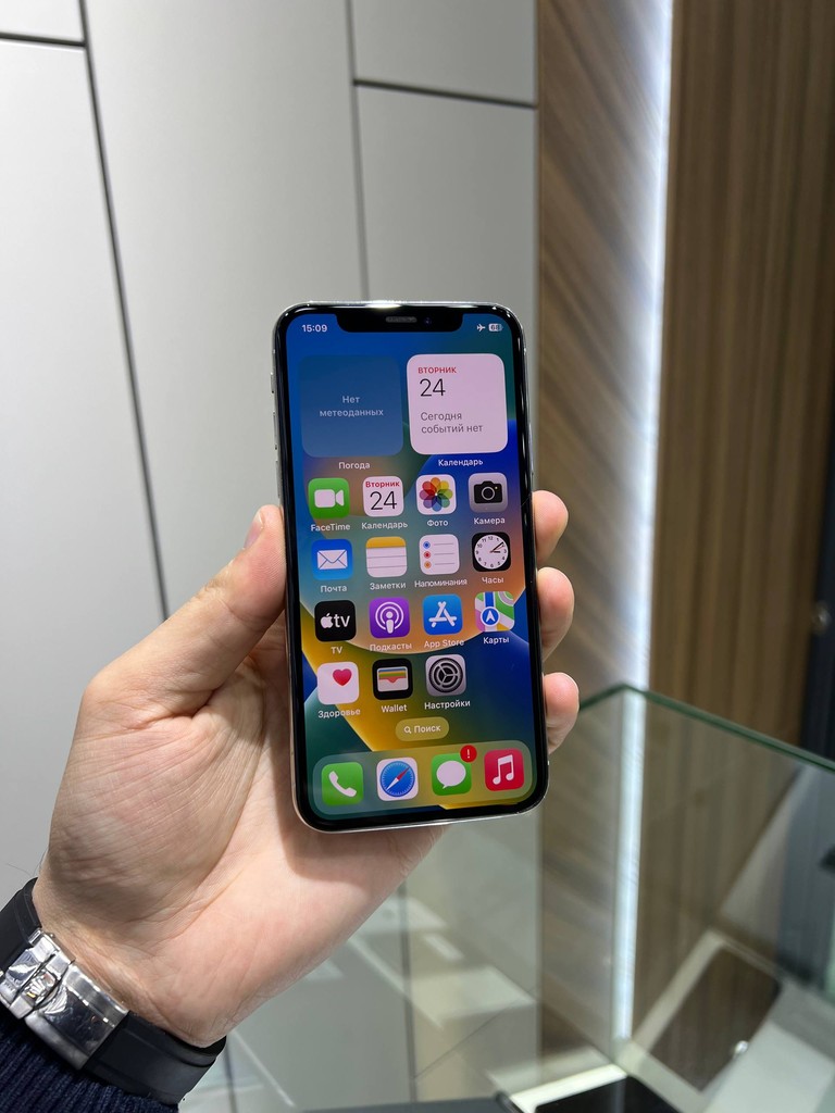 iPhone X - 64GB, 100% battery image 1