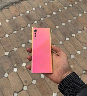 VELVET telefon 128 GB, rangi tasvirda ko'rsatilgan