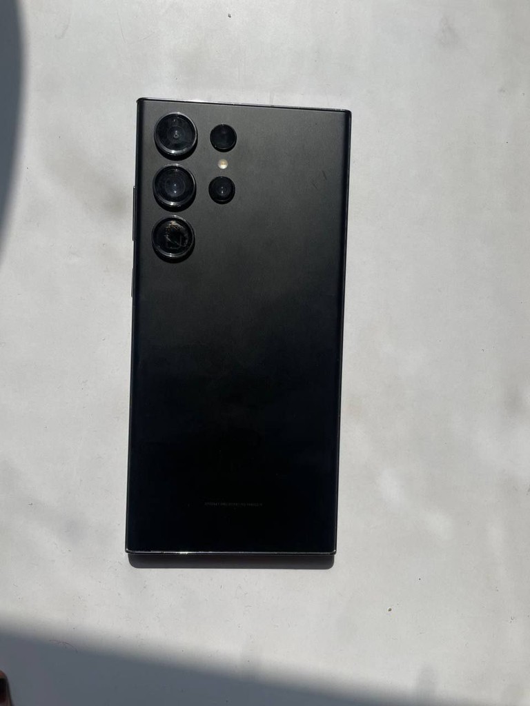 Samsung Galaxy S23 Ultra 256GB - qora, ishlatilgan, ekran yarim qismi muammo image 1