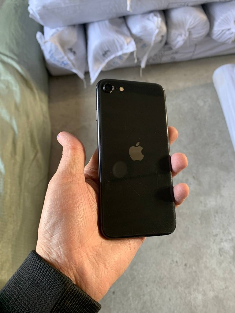iPhone SE 64 GB image 1