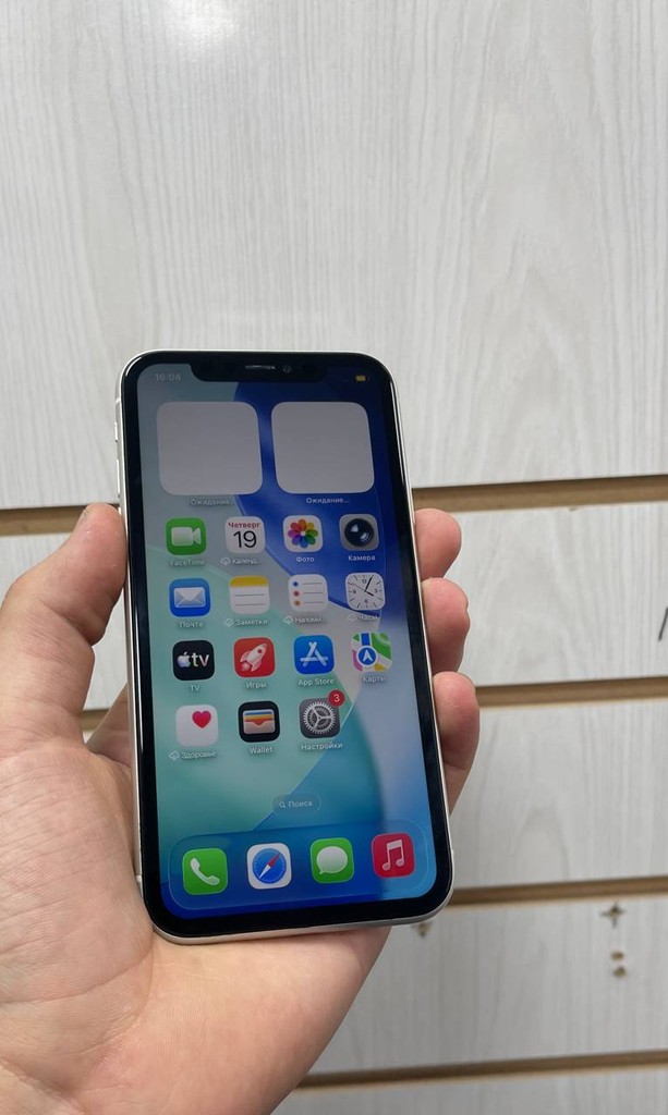 iPhone 11 64GB image 2