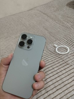 iPhone 15 Pro 128GB Titan — original charger included