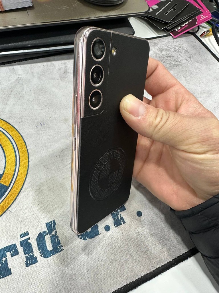 Samsung S22 5G 256GB Gold - NEW image 2