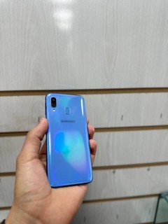Galaxy A40, 4/64GB, rangi rasmda, holati zo'r