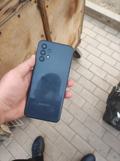 A13, 128GB, oq dog'i bor, ishlashi zor