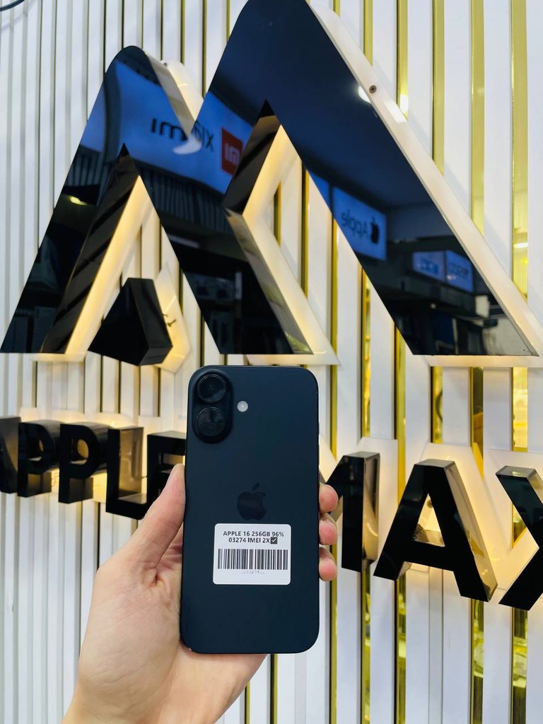 Apple iPhone 16, 256GB, Black, 96% battery, eSIM image 1